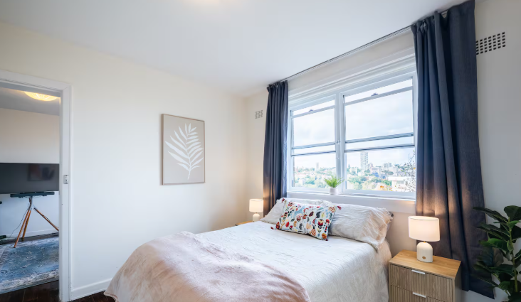 5 Mins Walk to Train – 1 Stop to City – 1 Bedroom