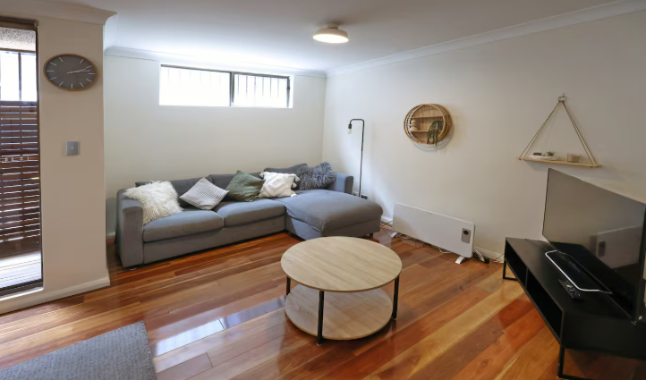 5 Minutes Walk Central Station + Parking 2 Bedroom